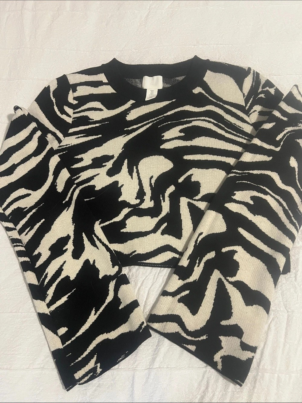 H&Medium Animal Print Crewneck Cropped Sweater Size Medium